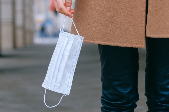 Roušky se zpracují celé, vyjma kovových sponek. Na jedno plastové pravítko nebo trojúhelník stačí zhruba 20 roušek.