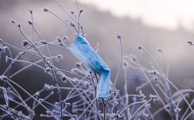 90 % globálně vyráběných a nošených jednorázových roušek bylo odkládáno po jednom použití. A zdaleka ne všechny se dočkají řádného zpracování.