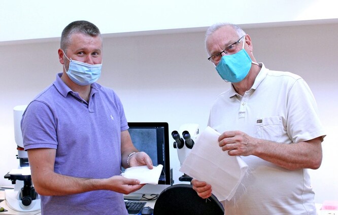 Inspiraci pro ekologickou roušku našli vědci v medicíně, kde se biodegradabilní materiály běžně používají například pro výrobu chirurgických nití. Zleva Jiří Chvojka (fakulta textilní) a Petr Louda (fakulta strojní) s novým materiálem z kyseliny polymléčné.