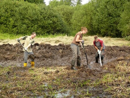 Na kopání a obnovu tůní je někdy potřeba lidská ruka...