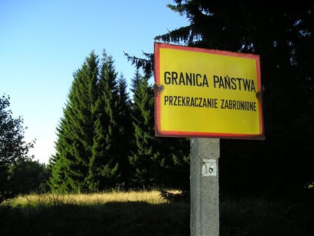 Hraniční tabule z dob totality.