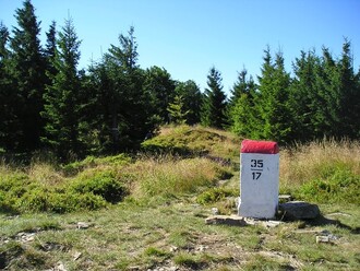 Možností je zůstat v lůně přírody a vytrvale jít podél hraničních patníků po
hezky vyšlapané pěšince.