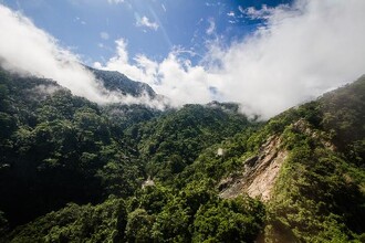 Vnitrozemí Guadalcanalu je typické strmými kopci a častými sesuvy půdy.