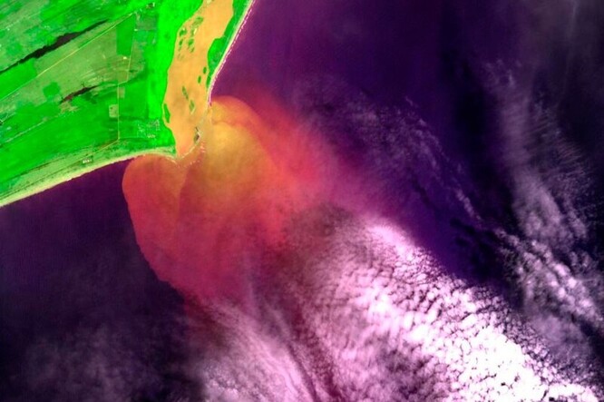 Ústí řeky Rio Doce v Brazílii s patrnou vodou kontaminovanou těžebním odpadem z katastrofy SAMARCO v roce 2015.