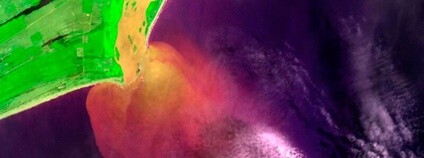 Ústí řeky Rio Doce v Brazílii s patrnou vodou kontaminovanou těžebním odpadem z katastrofy SAMARCO v roce 2015. Foto: Coordenação-Geral de Observação da Terra/INPE Flickr.com