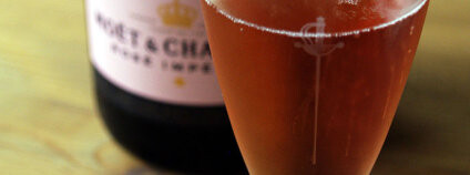 Sklenice vína z regionu Champagne.