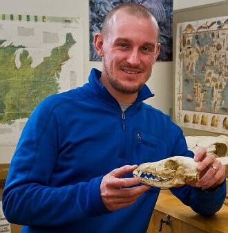 Samuel Belknap pózuje s lebkou psa.