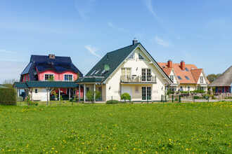 "Když uvážím satelitní výstavbu, která se odehrává právě v krajině, tak se obávám, že nejhorší zátěž do budoucna vznikla právě v krajině. Na vině jsou nekvalitní územní plány z 90. let, kdy se ´malovaly´ nesmyslně velké rozvojové plochy. Podle mě právě při tvorbě územních plánů čeští architekti v 90. letech selhali," domnívá se Petr Lešek