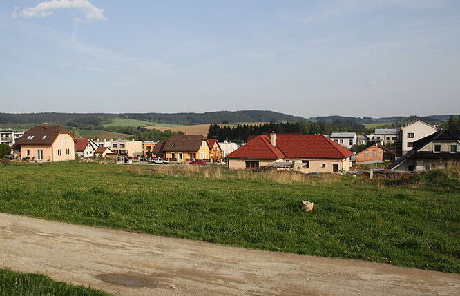 Máme příliš romantickou představu o útěku z města. Na snímku satelitní městečko v Třešti.