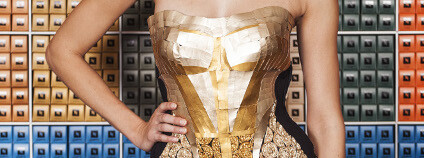 Šaty z hliníkových kapslí od kávy Foto: Nespresso a Weber Shandwick