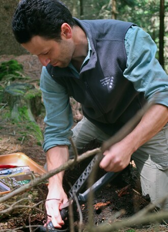 Odběr vzorku půdy.