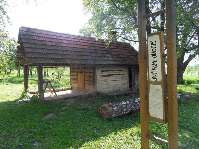 Sušírna ovoce v Hostětíně. Stávala zde již na počátku 19. století, ve druhé polovině 20. století už však nebyla využívána a chátrala. Po dlouhé, snad padesátileté odmlce se v ní opětovně začalo sušit na podzim roku 1998, kdy ji členové místní ZO ČSOP Hostětín zrekonstruovali.