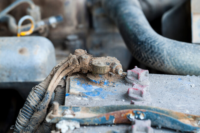 Za hlavní příčinu olověné otravy studie označuje neodborné a neregulované recyklování olova z autobaterií, k němuž často dochází v rozvojovém světě.