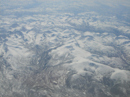 Arktické pásmo je globálním oteplováním postihováno nejvíce, protože dochází k rozmrzání permafrostu, jinak trvale zamrzlé půdy.