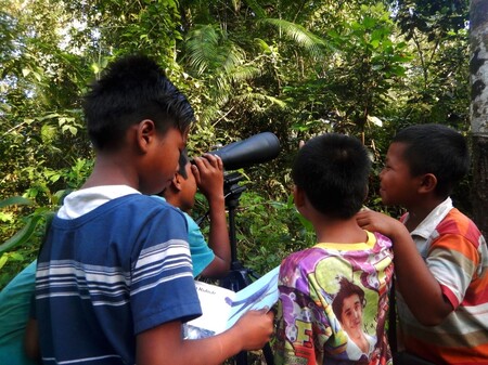 Dalekohledy dostanou školáci po celé Indonésii.