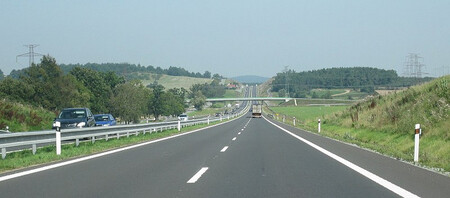 Největší problém, který v současnosti s přípravou staveb ministerstvo řeší, je skutečnost, že Evropská komise neuznává starší posudky dopadu staveb na životní prostředí (tzv. EIA). Problémy s těmito posudky má v Česku zhruba stovka staveb