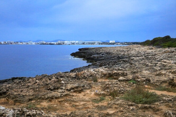 Skaliska v pozadí s pláží Sa Coma.