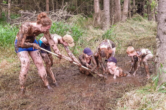 Při narušování drnu si děti užijí hodně legrace. Na snímku skauti z Přimdy chrání přírodu důkladným narušením drnu.