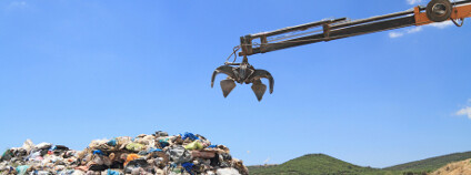 Práce na skládce Foto: kanvag Shutterstock