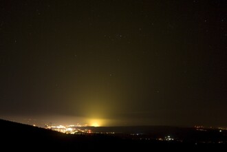 Záře z polských skleníků. Skleníky byly dodatečně vybaveny stínícími žaluziemi.