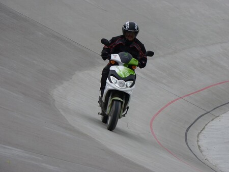 Elektrický skútr při cestě za světovým rekordem v ujeté vzdálenosti za 24 hodin, září 2011 v Praze.