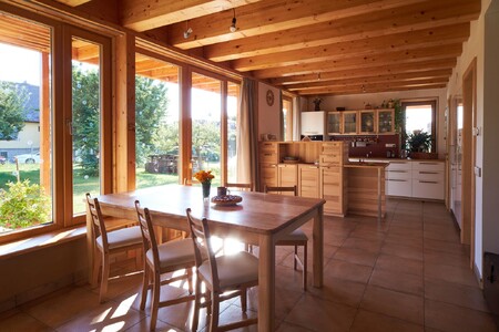 Ekologického oskara letos získal vlastnoručně postavený pasivní dům ze slámy v Dobřejovicích u Prahy.