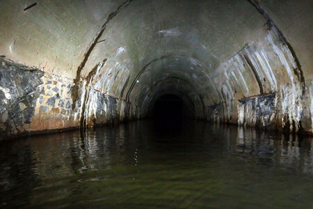 Vnitřní část veřejnosti nepřístupného obtokového kanálu. V největším shluku netopýra hvízdavého na stropě kanálu bývá až 2000 zimujících jedinců.