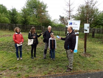 Slavnostní otevření u první z cedulí naučné stezky.