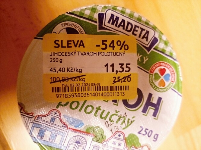 Tvaroh jsem zpracoval na budapešťskou pomazánku k večeři a domácí tvarohový dezert k banánovému chlebíčku druhý den k snídani.