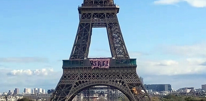 Pět růžových plachet s písmeny, které dohromady vytvořily slovo Rebel.