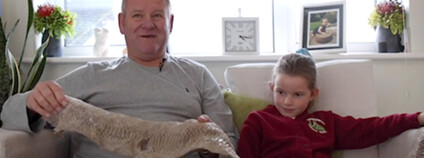 Britská holčička našla svlečenou kůži ohromného hroznýše Foto: dailymail.co.uk