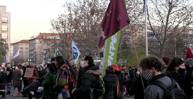 Demonstranti mají transparenty s nápisy Uhlí patří pod zem, Na mrtvé planetě ekonomika neporoste nebo Počerady kouří rády, který zmiňuje jméno jedné z uhelných elektráren. Poklidného protestu se účastní také zástupci Greenpeace a Hnutí Duha.