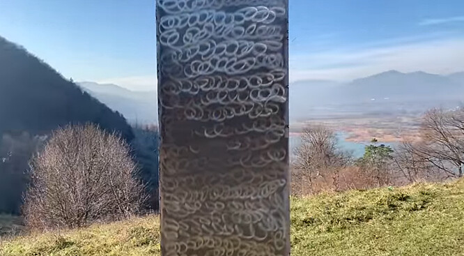 Snímky čtyřmetrového trojbokého hranolu poprvé zveřejnila minulý týden místní média v regionu Neamt na severovýchodě Rumunska. Bez precedentu z Utahu, kde se v polovině listopadu v odlehlé poušti našel třpytivý hranol, by informace pravděpodobně zůstala bez povšimnutí.