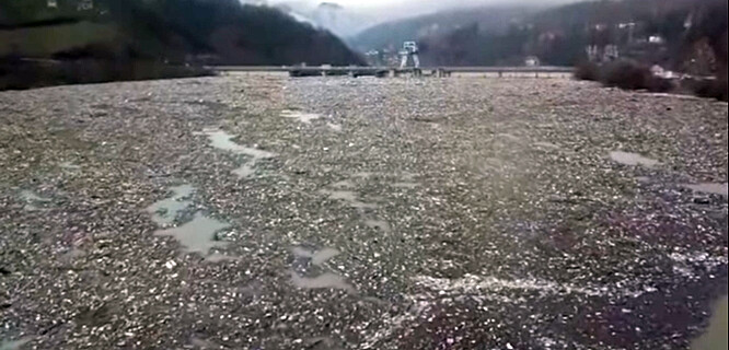 Podle srbského vydání stanice BBC se na březích Limu nachází na 70 divokých či nezajištěných skládek. Praxe nevhodného skladování odpadků či jejich vyhazování přímo do řeky je hojně rozšířená i v sousední Černé Hoře, která se přitom již v roce 1991 prohlásila "ekologickým státem".