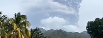 Erupce sopky La Soufriere na ostrově Svatý Vincenc v Karibiku v dubnu 2021 Foto: Wild WeatherUS / youtube.com