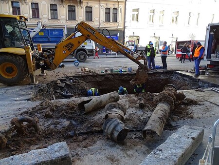 Pražská vodohospodářská společnost (PVS) letos v Praze do oprav vodovodů a kanalizací investuje asi dvě miliardy. Na snímku oprava prasklého vodovodu v Sokolské ulici.