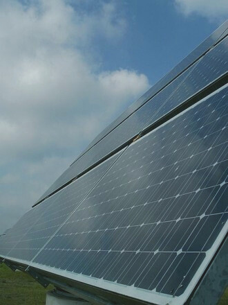 Za nižší cenou solárního proudu stojí zejména pokles průměrné ceny fotovoltaických panelů o 75 procent za poslední tři roky