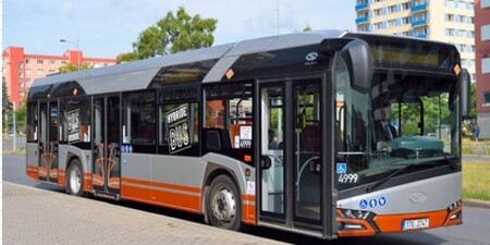 Pražský dopravní podnik (DPP) bude testovat po dva měsíce v běžném provozu autobus značky Solaris s hybridním pohonem.