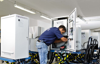 Ceny fotovoltaických komponentů a baterií budou dále klesat, a proto stále vice developerů a stavebních společností bude nabízet hybridní elektrárny jako standardní prvek energeticky soběstačných domů a budov. Na snímku montáž baterie určené pro domovní použití.