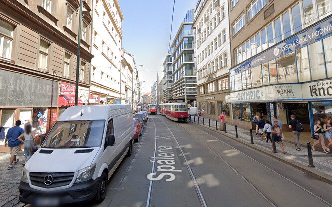Klasické dopravní členění. Chodci na chodník, tramvaje a auta na silnici.