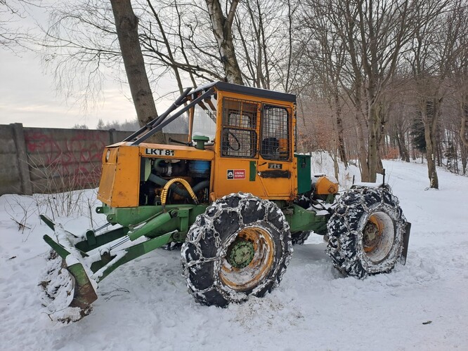 Speciální lesní kolový traktor Lesy ČR.