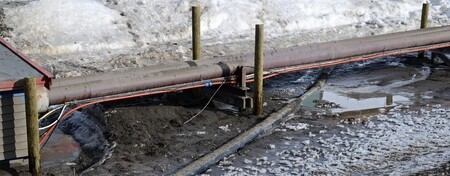 Veškerá kanalizace v Longyearbyenu je vedená povrchovým potrubím. Obec stojí na skále a na trvale zmrzlé půdě.