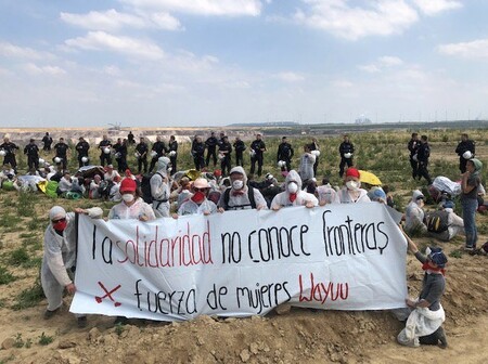 Ekologičtí aktivisté v neděli vyklidili povrchový důl Garzweiler v porýnské hnědouhelné pánvi na západě Německa, kam se jim podařilo v sobotu i přes policejní uzávěru proniknout.