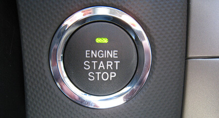 Jakmile řidič sešlápne spojkový pedál, pohonná jednotka sama od sebe naskočí.