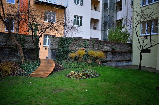 Chcete příjemné prostředí a propojení k jednotlivým domům? Může být. Na snímku vnitroblok Stupkova ulice.