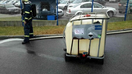 V areálu firmy došlo při převozu nádrží k vysypání jedné z 1000 litrových nádrží. Ihned poté, co nádoba dopadla na zem, začala z narušené nádrže unikat kyselina chlorovodíková.