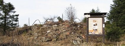 Zbytky Juránkovy chaty na šumavském Svarohu Foto: Krabat77 Wikimedia Commons