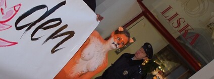 Aktivistky na Světový den bez kožešin před prodejnou kožešin. Foto: Hugo Charvát/Ekolist.cz