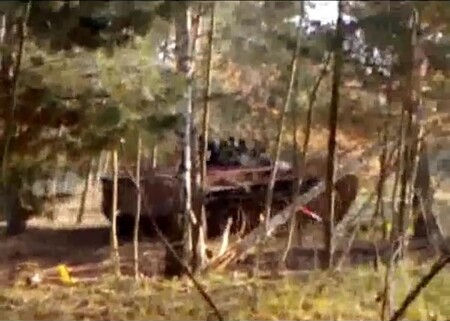 Přírodní památka Na plachtě se nachází na jižním okraji Hradce Králové. Po desetiletí tu fungovalo vojenské cvičiště, díky čemuž se zde zachovala jedinečná pestrá mozaika přírodních společenstev