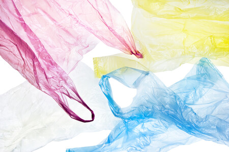 Průzkum mezi spotřebiteli ukazuje, že Němci s omezením prodeje plastových tašek souhlasí. Společnosti YouGov řeklo 80 procent dotázaných, že považují za správné plastové tašky zpoplatnit, a 53 procent by dokonce podpořilo úplný zákaz jejich prodeje